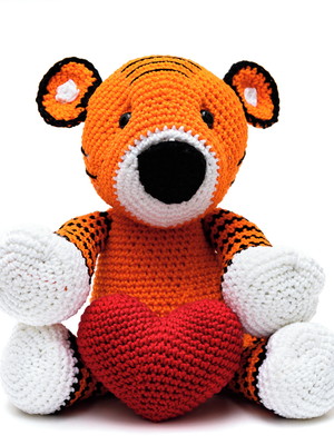Tigre com coração em amigurumi