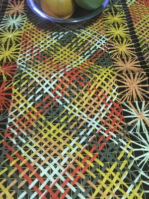 Trilho de mesa em renda de filé