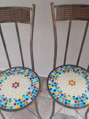 Cadeiras em ferro com mosaico alegre