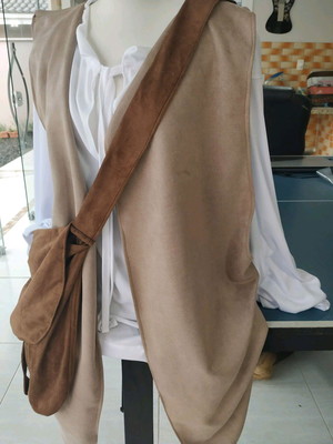 Guerreiro medieval colete camisa e bolsa