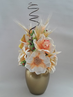 Arranjo com flores artificiais