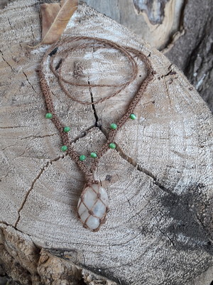 Colar macramê com pedra quartzo branco