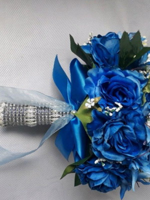 Buque azul com raminhos branco e verde.