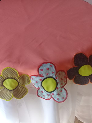Toalha de mesa redonda com bordados decorativos