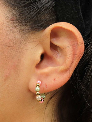Brinco de argola com pérola colorida ouro 18k
