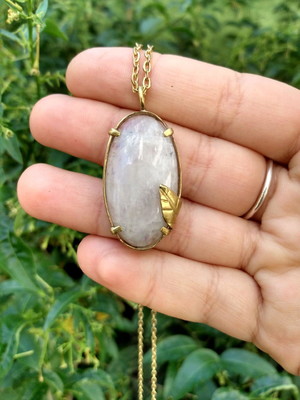 Colar de pedra da lua soldado em latão