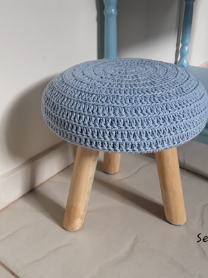 Mini puff com capa em croche