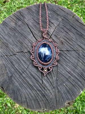 Colar de macramé com pedra sodalita