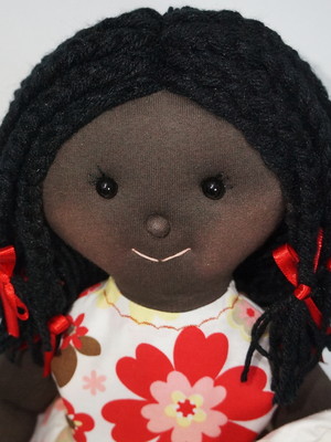 Boneca menina bonita do laço de fita