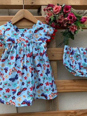 Vestido borboletas com tapa fralda