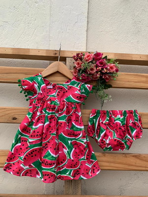 Vestido melancia com tapa fralda