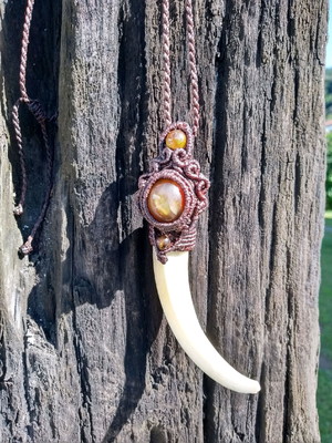 Colar de macramé com dente de javali e pedras naturais