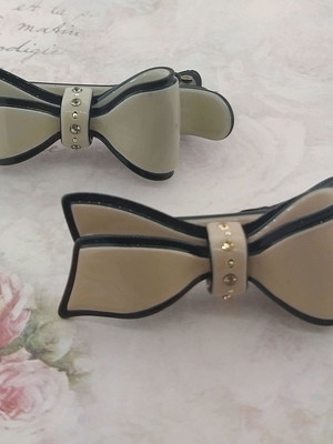 Bico de pato laço com strass resina