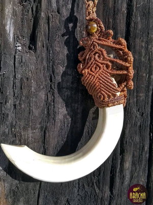 Colar de macramé com dente de javali e pedras naturais