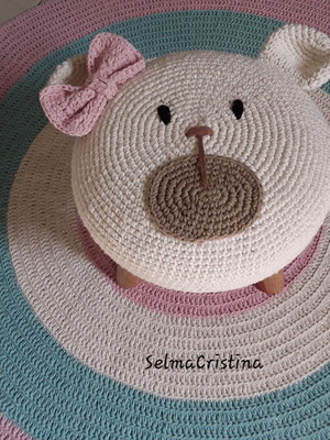 Mini puff com capa de ursinha