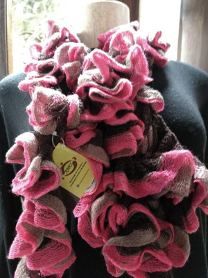Cachecol babados tricô com os tons marrom, bege e rosa