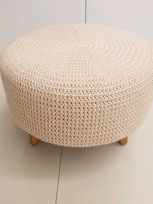 Puff baixo com capa em crochê liso bege claro