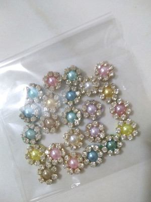 Pacote com 20 chatons strass para laços temos todas as cores