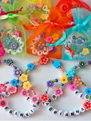 Pulseira lembrancinha de aniversário com nome