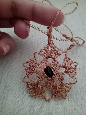 Colar artesanal crochê em fio de cobre com pedrinha onix pre
