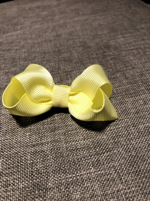 Laço boutique no elástico (ou bico de pato) - amarelo claro