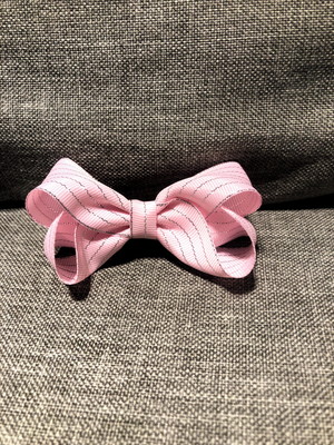 Laço boutique no elástico rosa com listras prateadas