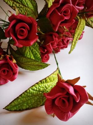 Rosa em e.v.a tamanho pequeno