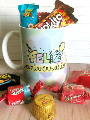 Caneca de aniversário com bombons