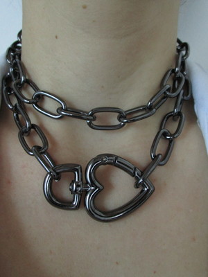 Conjunto colar choker corrente fecho mosquetão coração grafi