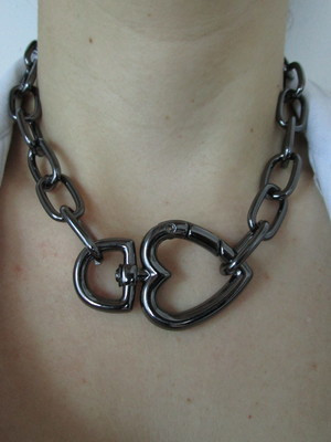 Colar choker fecho mosquetão coração grafite