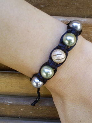 Pulseira shambala pérolas shell e prata