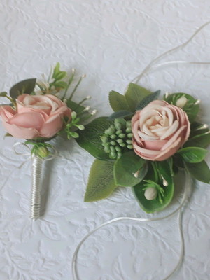 Corsage e flor de lapela rosa envelhecido.