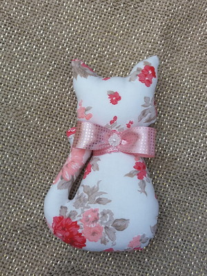 Gato em tecido com laço 15cm + saquinho organza + tag