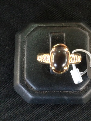 Anel com pedra natural quarzto fumê e banhado a ouro