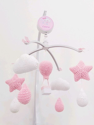 Móbile musical p/ berço amigurumi nuvens e balão rosa