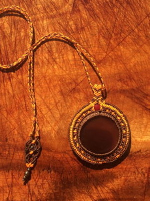 Colar macramê com ágata de fogo