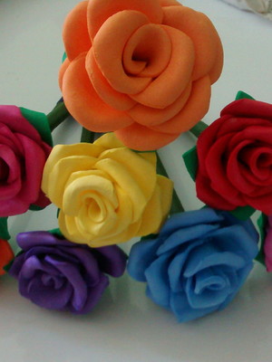 Caneta com flores de eva
