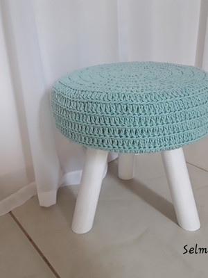 Mini puff com capa em croche