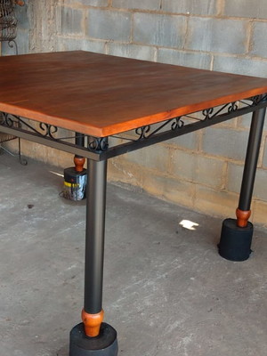 Mesa arabesco estrutura ferro com madeira 120x120cm.