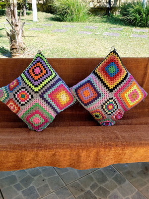 Capa de almofada dupla face em crochê multicolorida