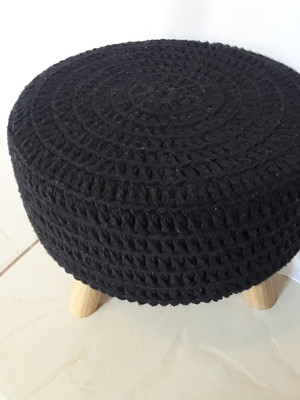 Puff/banqueta com capa em crochê