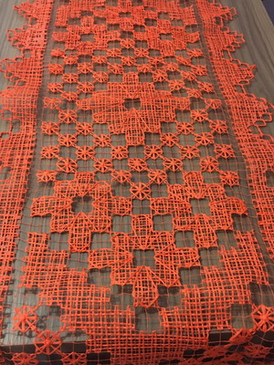 Trilho de mesa em renda de filé