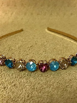 Tiara metal em pedraria dourada arco com pedras coloridas