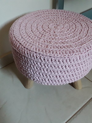 Puff banqueta com capa em croche