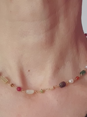 Colar curto banhado com pedras naturais