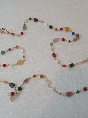 Colar longo banhado com pedras naturais