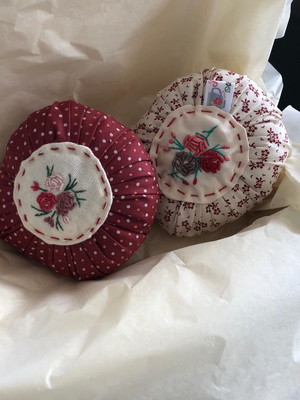 Sachês bordados à mão