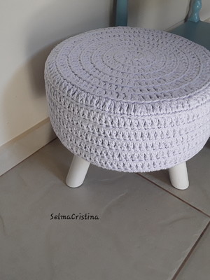 Puff banqueta com capa em croche