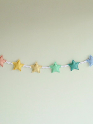 Varal cama montessoriana estrelas arco íris feltro