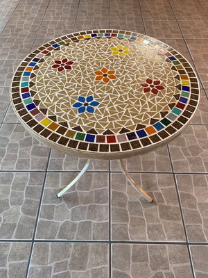 Mesa branca em mosaico
